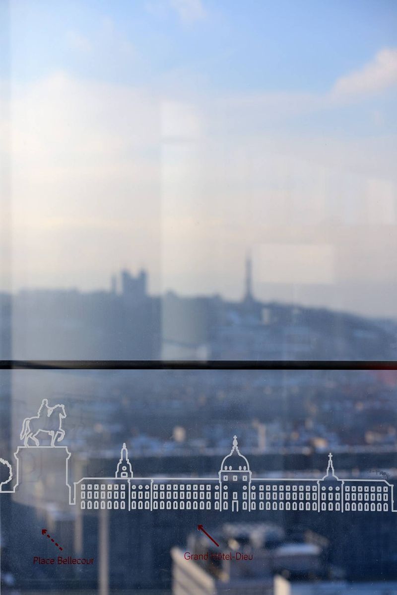 Aménagement Bureau Skyroom Only Lyon – Arrivetz, Mobilier Design et Prestige