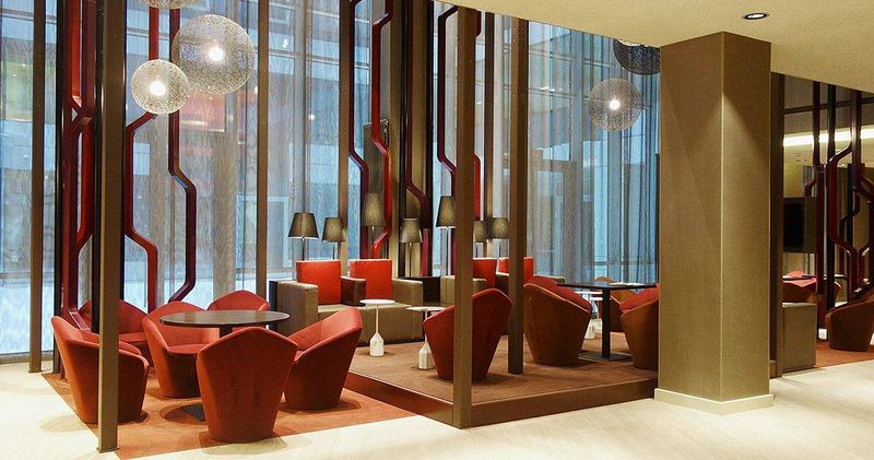 Guéridon BURIN Arrivetz Lyon – Design Compact et Moderne pour Espaces d’Accueil