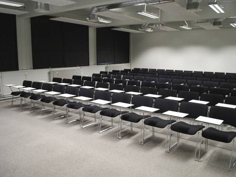 Chaise 40/4 Arrivetz Lyon – Modulable, Empilable et Fonctionnelle