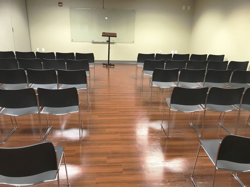 Chaise 40/4 Arrivetz Lyon – Modulable, Empilable et Fonctionnelle